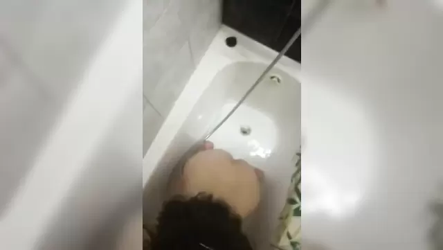 בחורה על הברכיים מוצצת לטג'יק את הזין